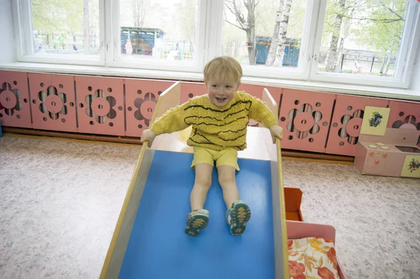 Russia Novodvinsk May 2019 - Kindergarten 24 - Tea drinking and games in the kindergarden group after the theme matinee — стоковое фото