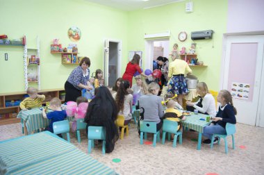 Rusya Novodvinsk Mayıs 2019 - Anaokulu 24 - Tema matine sonra anaokulu grubunda çay içme ve oyunlar