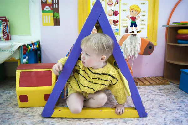 Rusia Novodvinsk mayo 2019 - Kindergarten 24 - Beber té y juegos en el grupo de jardín de infantes después de la matiné tema — Foto de Stock