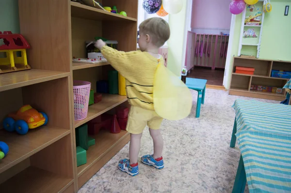 Russia Novodvinsk May 2019 - Kindergarten 24 - Tea drinking and games in the kindergarden group after the theme matinee — стоковое фото