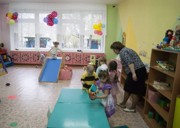 Russia Novodvinsk May 2019 - Kindergarten 24 - Tea drinking and games in the kindergarten group after the theme matinee — Stock Photo, Image