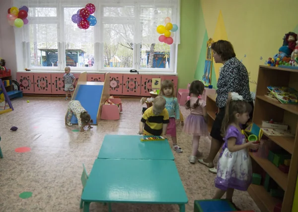 Russia Novodvinsk May 2019 - Kindergarten 24 - Tea drinking and games in the kindergarten group after the theme matinee — Stock Photo, Image