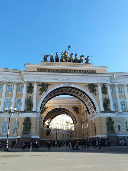 Oude architectuur, de stad van St. Petersburg Rusland-het gebouw van het algemene personeel gebouw op het Paleisplein — Stockfoto