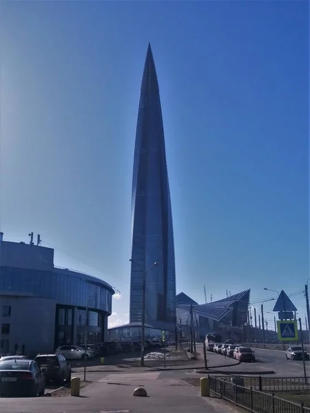 Foto - un moderno edificio de gran altura en San Petersburgo. Verano norte. Calles de ciudades modernas. Rascacielos. Arquitectura. Tendencias, estilo — Foto de Stock