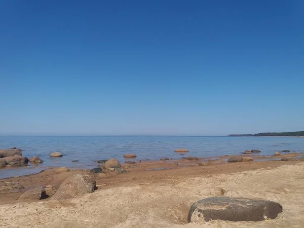 Golfo de Finlandia, norte frío del Mar Báltico, Finlandia. La belleza del verano del norte. Mar, playa, piedras grandes, horizonte. Calma, paz, desierta. Sueño introvertido —  Fotos de Stock