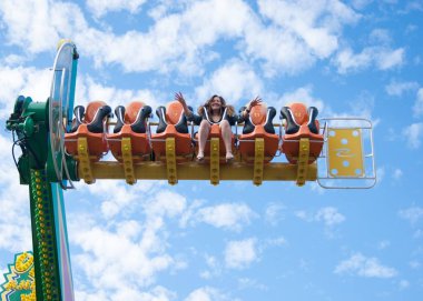 40 yaşında bir kadın, bir lunapark içinde korkunç neşeli-go-raunt üzerinde. Duygular, aşırı. Orta yaş krizi olmadan hayat. 40 yıl ikinci gençlik. Yaş bir cümle değildir