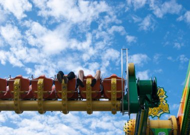 Genç heteroseksüel çift bir lunapark içinde korkutucu neşeli-go-Tur sürme. Duygular, aşırı, gençlik, yaşam sevinç. İki saat. Aşk