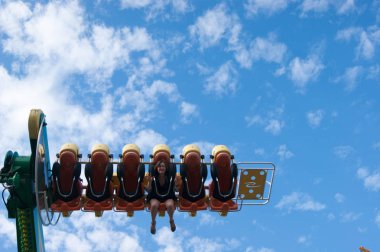 40 yaşında bir kadın, bir lunapark içinde korkunç neşeli-go-raunt üzerinde. Duygular, aşırı. Orta yaş krizi olmadan hayat. 40 yıl ikinci gençlik. Yaş bir cümle değildir