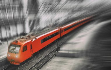 Tek renkli siyah beyaz arka planda kırmızı tren. İşlenmiş bir fotoğrafın çizimi. AeroExpress. Demiryolu, köprüden kırmızı trene kadar en üst manzara..
