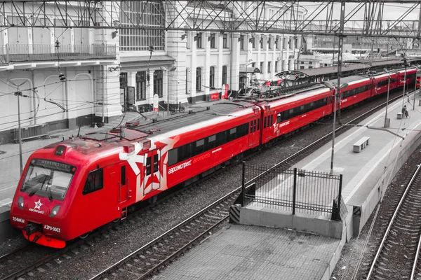 Moscou, Rússia - julho de 2019. Aeroexpress. Ferroviária, arquitetura antiga, vista superior da ponte para o trem vermelho — Fotografia de Stock