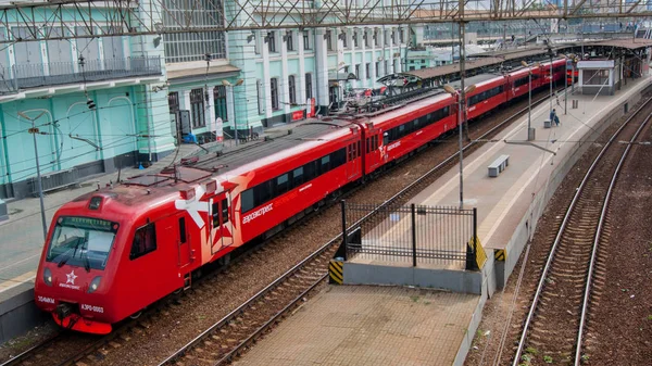 Moskova, Rusya - Temmuz 2019. Aeroexpress' e. Demiryolu, antik mimari, köprüden kırmızı trene en iyi manzara