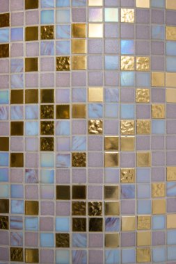 Doku küçük kare seramik karobir mozaik. Renkler bej, mavi ve altın rengidir.