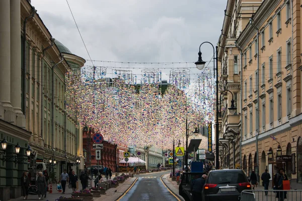 Turismo de Moscú, centro. Una de las calles está decorada con lámparas muy bonitas con colgantes de cristal — Foto de Stock