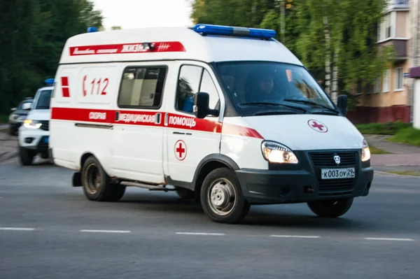 救急車が市内を走行している。それは車に書かれています - ロシア語への翻訳 - 救命車、救急車 — ストック写真