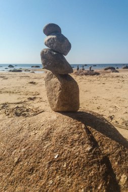 Sahilde taştan yapılmış figürler