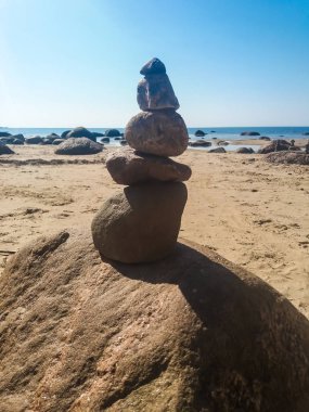 Sahilde taştan yapılmış figürler