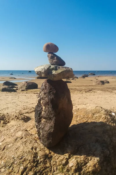 Sahilde taştan yapılmış figürler