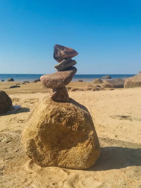 Figuras feitas de pedras na praia — Fotografia de Stock