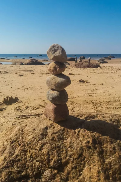 Figuren aus Steinen am Strand — Stockfoto