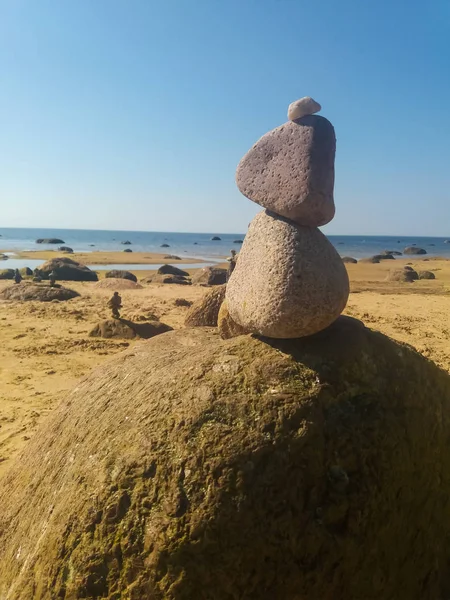 Figuras feitas de pedras na praia — Fotografia de Stock