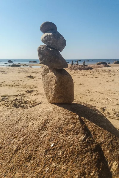 Sahilde taştan yapılmış figürler