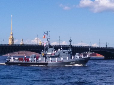 Donanma teknolojisi nin geçit töreni. Köprünün arka planına karşı gemide resmi beyaz üniformalı denizciler ile Gri savaş gemisi