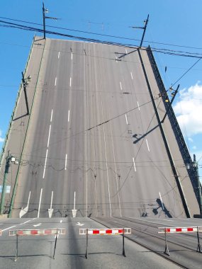 Yükseltilmiş köprü. Donanma Günü. St. Petersburg'da köprüler inşa ediliyor..