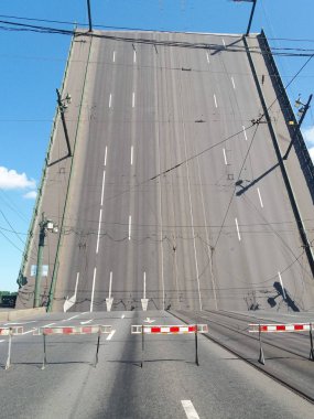 Yükseltilmiş köprü. Donanma Günü. St. Petersburg'da köprüler inşa ediliyor..