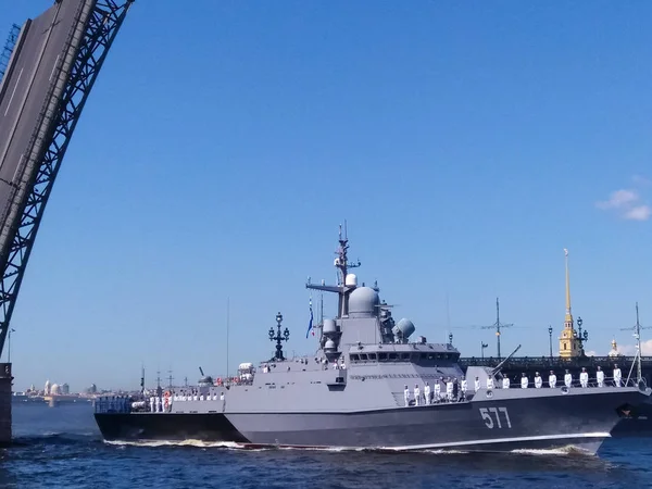 Podniesiony most. Dzień marynarki wojennej. W Sankt Petersburgu zbudowano mosty. — Zdjęcie stockowe