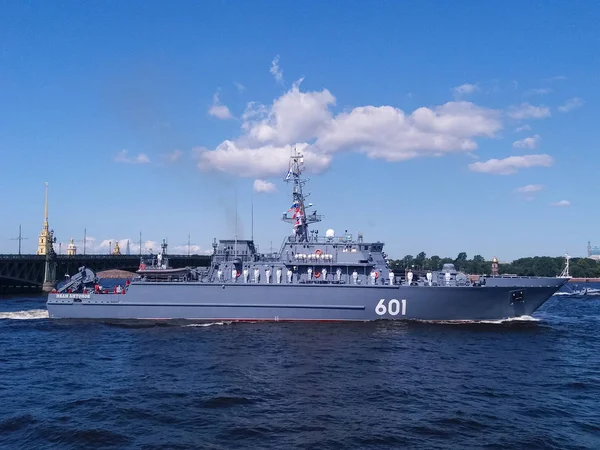 Le défilé de la technologie navale. Navire de guerre gris avec marins en uniforme blanc formel à bord sur le fond du pont — Photo