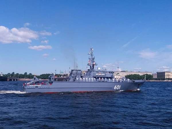 Přehlídka námořní techniky. Šedá válečná loď s námořníky v formální bílé uniformě na palubě a na pozadí mostu — Stock fotografie
