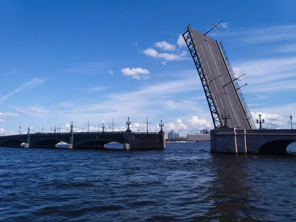 Ponte sopraelevato. Giornata della Marina. A San Pietroburgo si stanno costruendo ponti . — Foto Stock