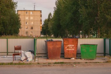 Birkaç çok katlı binaların bahçesinde çöp toplamak için bir yer. Editoryal fotoğraf.