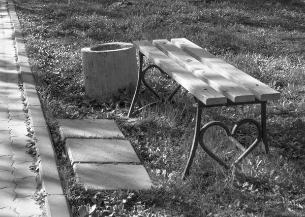 Eléments de l'architecture du parc urbain - un banc en bois avec un cœur forgé pour les amoureux — Photo