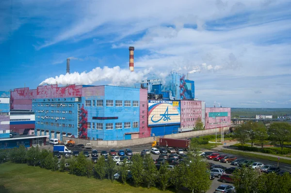 Yaz sanayi manzara - Arkhangelsk Hamuru ve Kağıt Değirmen, merkezi izlemek, mavi gökyüzüne karşı borulardan beyaz duman, editoryal fotoğraf