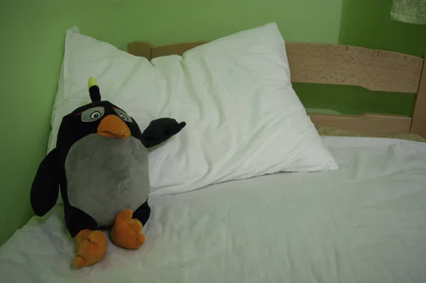 Buenas noches - pingüino de juguete suave en una almohada — Foto de Stock