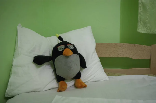Buenas noches - pingüino de juguete suave en una almohada — Foto de Stock