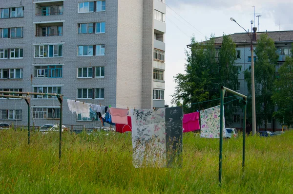 Big wash - the clothes dry on the clothesline in the courtyard of the city — Stock Photo, Image