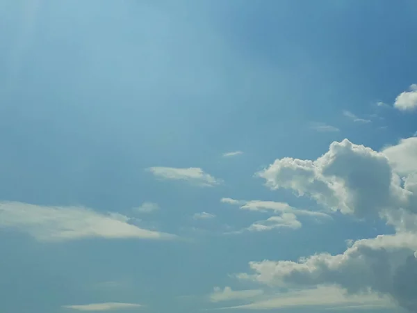 Weiße Flauschige Wolken Blauen Himmel Sommer Trüb Die Luft Die — Stockfoto