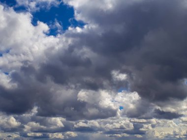 Mavi gökyüzünde ağır gri yağmur bulutları. Atmosfer, hava, bulutlu, yakında yağmur. Web sitesi ya da blog için arkaplan
