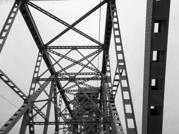Kovová konstrukce železničního mostu s rostoucí střední částí pro průjezd lodí. — Stock fotografie
