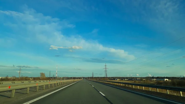 通往地平线的道路或公路 从车窗往外看北方阴暗的夏天 蓝天白云 回家的路 — 图库照片