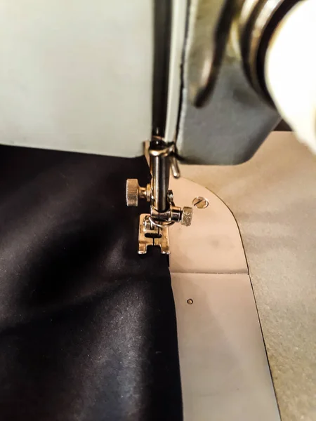 ステッチ 垂直写真 黒い布 直線上のミシンの足 自分で縫う — ストック写真