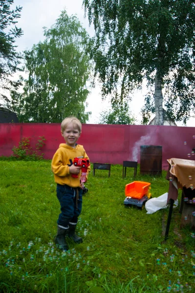 Ребенок Пистолет Виде Красной Пожарной Машины Которая Летом Стреляет Мыльными — стоковое фото