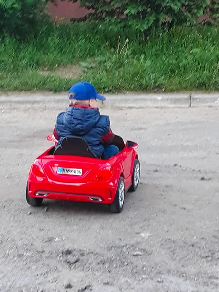 Ragazzo Bianco Tre Anni Auto Elettrica Rossa Bambini Cavalca Strade — Foto Stock