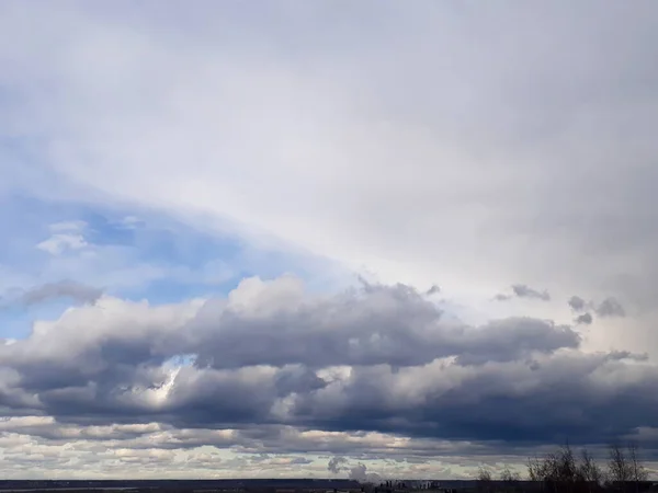 Foto Horizontal Paisaje Nublado Nubes Blancas Pesadas Bajas Sobre Ciudad —  Fotos de Stock