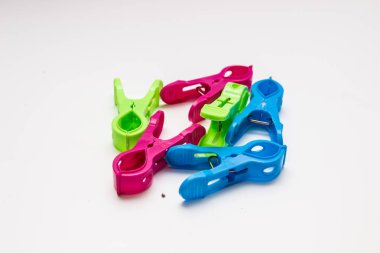 beyaz bir arka plan üzerinde serin renkli clothespins