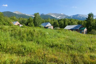 Dağların eteğindeki ev