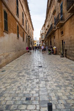 Tipik Akdeniz arnavut kaldırımlı sokak