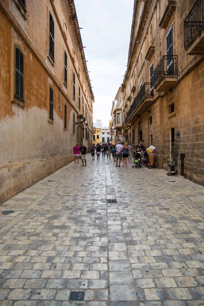Típica calle empedrada mediterránea — Foto de Stock